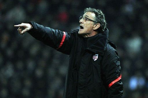 Toulouse's manager Guy Noves instructs his players against Perpignan on February 15, 2013 in Toulouse, southern France